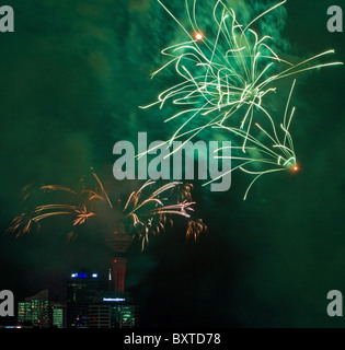 Fuochi d'artificio su Auckland City celebrare l'inizio del 2011, Auckland, Nuova Zelanda, Venerdì, 31 dicembre 2010. Foto Stock