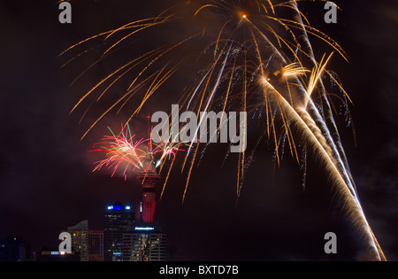 Fuochi d'artificio su Auckland City celebrare l'inizio del 2011, Auckland, Nuova Zelanda, Venerdì, 31 dicembre 2010. Foto Stock