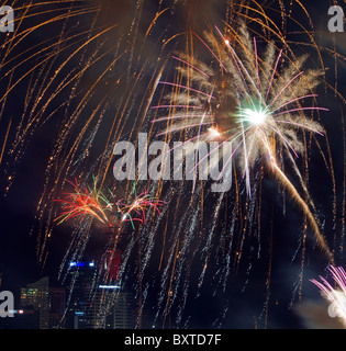 Fuochi d'artificio su Auckland City celebrare l'inizio del 2011, Auckland, Nuova Zelanda, Venerdì, 31 dicembre 2010. Foto Stock