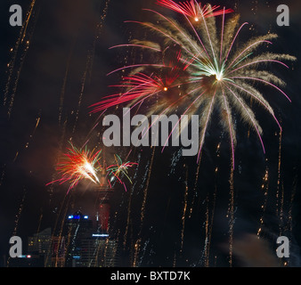 Fuochi d'artificio su Auckland City celebrare l'inizio del 2011, Auckland, Nuova Zelanda, Venerdì, 31 dicembre 2010. Foto Stock