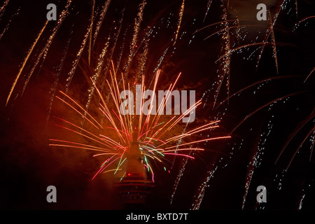 Fuochi d'artificio su Auckland City celebrare l'inizio del 2011, Auckland, Nuova Zelanda, Venerdì, 31 dicembre 2010. Foto Stock