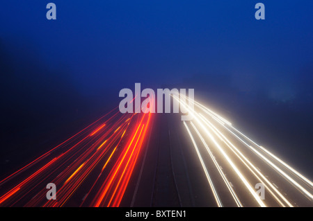 Regno Unito, Inghilterra, Misty autostrada M3 Foto Stock