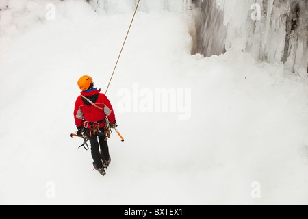 Un alpinista sul posto di Fisher Ghyll durante il mese di dicembre 2010 congelare la produzione del miglior arrampicata su ghiaccio condizioni per anni. Foto Stock