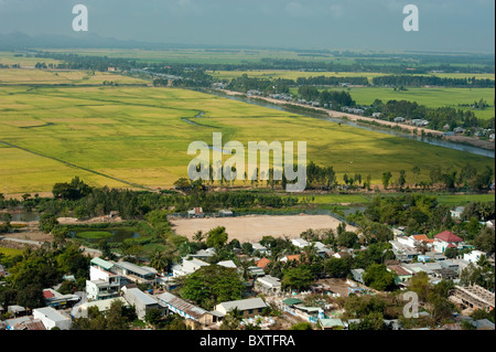 Vista delle risaie e Chau Doc town da Sam mountain, il Delta del Mekong, Vietnam Foto Stock