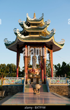 Pagoda alla base della montagna di Sam, il Delta del Mekong, Chau Doc, Vietnam Foto Stock