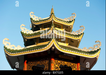 Pagoda alla base della montagna di Sam, il Delta del Mekong, Chau Doc, Vietnam Foto Stock