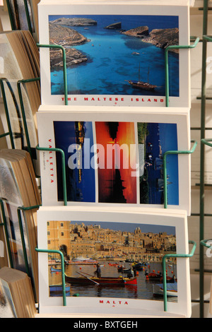 Cartoline di colorate barche da pesca e di edifici di malta da un negozio suvenier,Valletta, Malta Foto Stock