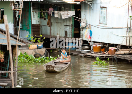 Le case galleggianti sul Hau Giang River (fiume Bassac), il Delta del Mekong, Chau Doc, Vietnam Foto Stock