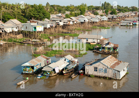 Le case galleggianti sul Hau Giang River (fiume Bassac), il Delta del Mekong, Chau Doc, Vietnam Foto Stock