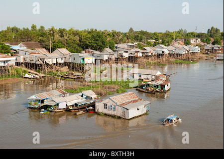 Le case galleggianti sul Hau Giang River (fiume Bassac), il Delta del Mekong, Chau Doc, Vietnam Foto Stock