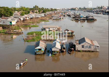 Le case galleggianti sul Hau Giang River (fiume Bassac), il Delta del Mekong, Chau Doc, Vietnam Foto Stock