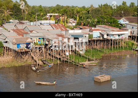 Le case galleggianti sul Hau Giang River (fiume Bassac), il Delta del Mekong, Chau Doc, Vietnam Foto Stock