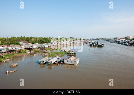 Le case galleggianti sul Hau Giang River (fiume Bassac), il Delta del Mekong, Chau Doc, Vietnam Foto Stock