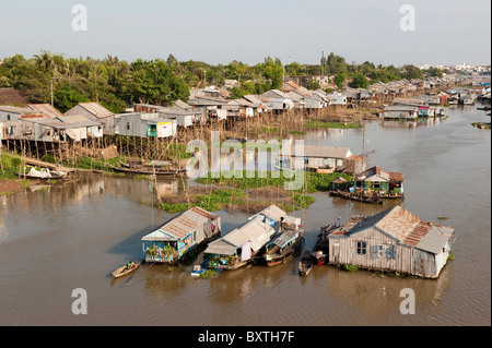 Le case galleggianti sul Hau Giang River (fiume Bassac), il Delta del Mekong, Chau Doc, Vietnam Foto Stock