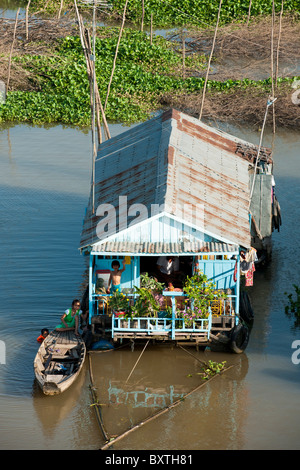 Le case galleggianti sul Hau Giang River (fiume Bassac), il Delta del Mekong, Chau Doc, Vietnam Foto Stock