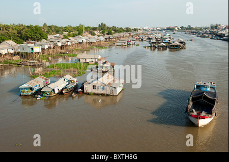 Le case galleggianti sul Hau Giang River (fiume Bassac), il Delta del Mekong, Chau Doc, Vietnam Foto Stock