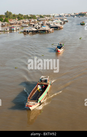 Le case galleggianti sul Hau Giang River (fiume Bassac), il Delta del Mekong, Chau Doc, Vietnam Foto Stock