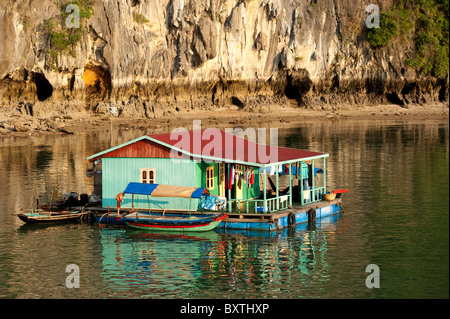 Casa galleggiante, nella baia di Halong, Vietnam Foto Stock