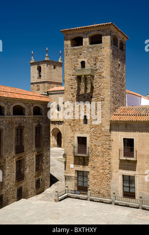 Spagna Estremadura, Caceres, il Palacio De Los Golfines De Abajo e la Iglesia de Santa Maria dietro Foto Stock