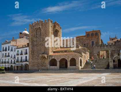 Spagna Estremadura, la Piazza di Plaza Mayor e con la Torre De Bujaco e l Arco De La Estrela Foto Stock