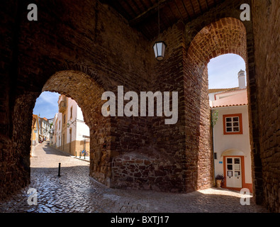 Il Portogallo, Algarve, archi nelle mura della città vecchia a Silves. Foto Stock