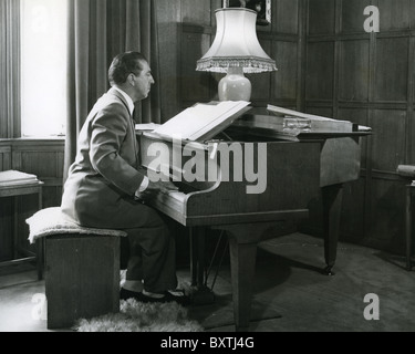 ANNUNZIO MANTOVANI (1905-1980) Italiano arrangiatore orchestrale e conduttore nel 1956 Foto Stock