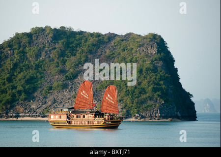 Junk in barca a vela nella Baia di Halong, Vietnam Foto Stock