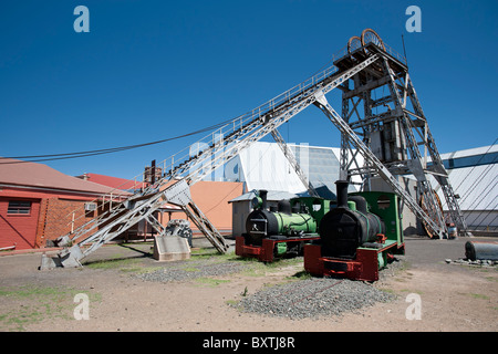 La mia testa albero di elevatore e locomotive a vapore nel foro grande miniera di diamanti e Museo a Kimberley, Northern Cape, Sud Africa Foto Stock