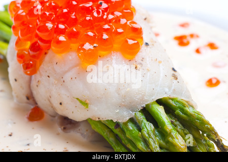 Asparagi con pesce e caviale rosso in salsa cremosa Foto Stock