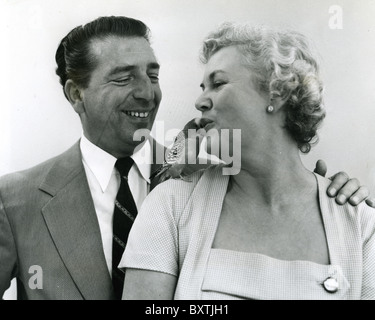 ANNUNZIO MANTOVANI (1905-1980) Italiano arrangiatore orchestrale con la moglie Winifred circa 1956 Foto Stock