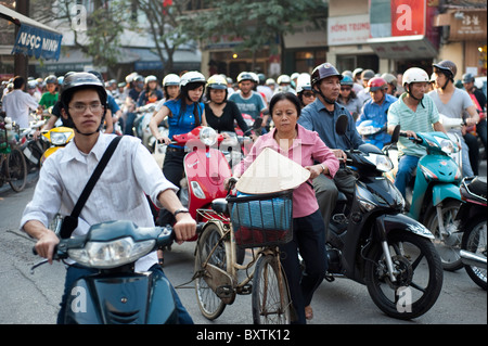 Motobikes riempire le strade, Hanoi, Vietnam Foto Stock