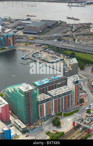 Vista aerea del grande sviluppo della proprietà - Capitale Est, Barratt - sul Royal Victoria Dock vicino a Canary Wharf, Thames Gateway Foto Stock