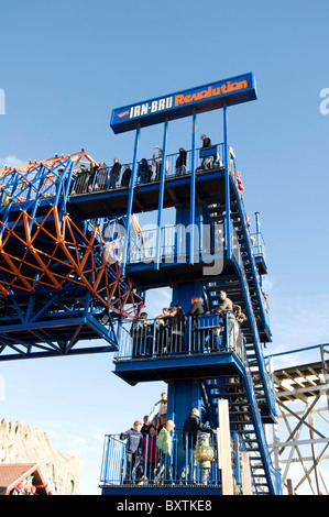 La gente in coda per la Rivoluzione Irn-Bru ride a Blackpool Pleasure Beach (fiera), Inghilterra. Foto Stock