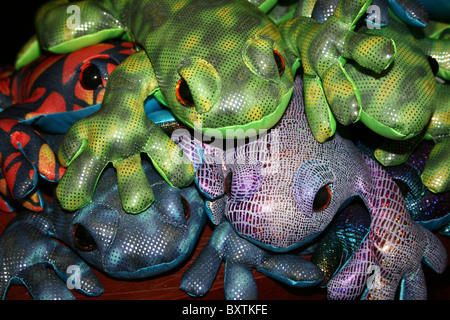 Sabbia colorata riempito di giocattoli di rana Foto Stock