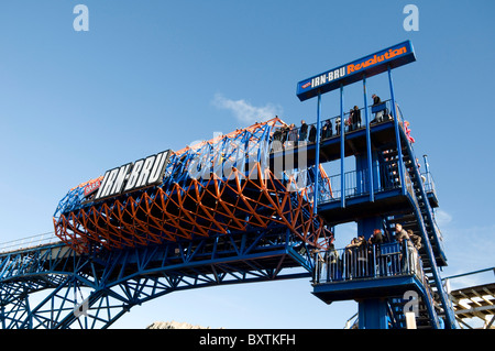 La gente in coda per la Rivoluzione Irn-Bru ride a Blackpool Pleasure Beach (fiera), Inghilterra. Foto Stock