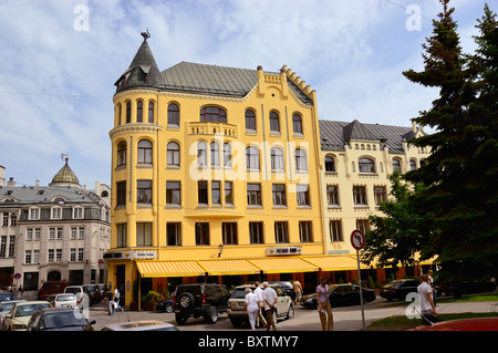 Il giallo edificio art nouveau dei gatti sono così chiamati perché due gatti arrabbiati situati sulla parte superiore della cuspide conica, Riga Foto Stock