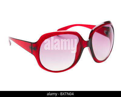 Ancora un colpo di vita di un paio di occhiali da sole rosso/occhiali shot su sfondo bianco Foto Stock