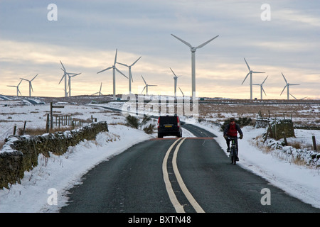 La lunga strada di Causeway e carbone per centrali eoliche Clough (Scottish Power ), Pennines, tra Burnley +Todmorden, Lancashire, Inghilterra, Regno Unito Foto Stock