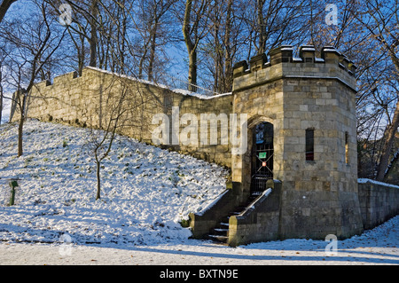 Ingresso alle mura della città e alla collina di Baile nella neve invernale Meteo Bishopgate Street York North Yorkshire Inghilterra Regno Unito Gran Bretagna Foto Stock