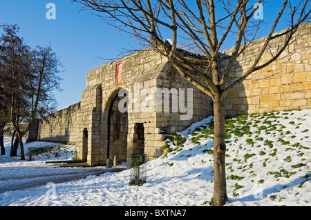 Il Fishergate Bar e le Mura della Città innevate in inverno York North Yorkshire Inghilterra Regno Unito GB Gran Bretagna Foto Stock