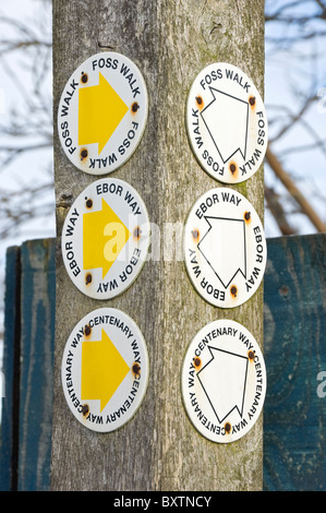 Segni su palo di legno primo piano per Centenary Way Ebor Way e Foss Walk vicino York Walks Route North Yorkshire Inghilterra Regno Unito Gran Bretagna Foto Stock