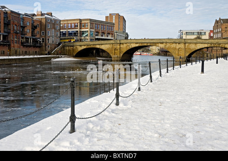 Guardando verso Ouse Bridge e un fiume congelato Ouse in inverno York North Yorkshire England Regno Unito Regno Unito GB Gran Bretagna Foto Stock