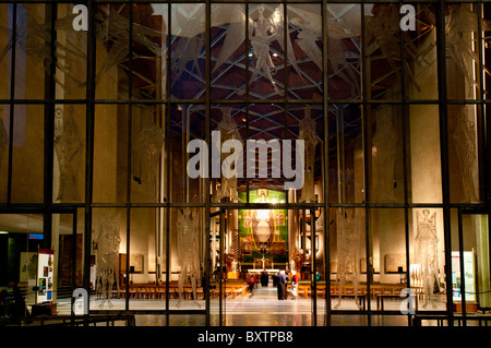 Regno Unito, Coventry, West Midlands, la nuova cattedrale di notte Foto Stock