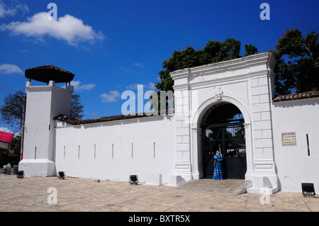 Donna in abiti folcloristici di fronte all'ingresso principale di Fortaleza de la polvora, polvere da sparo Fort, Granada, Nicaragua Foto Stock