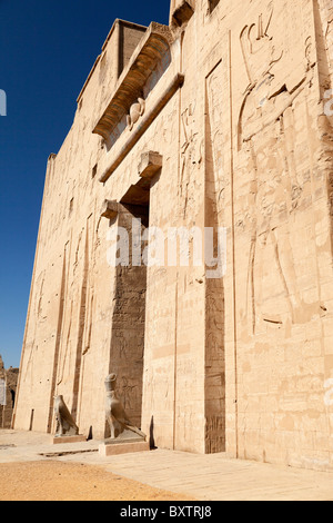 Il Tempio di Edfu, Egitto - grand ingresso 2 Foto Stock