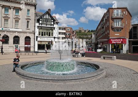 Fontana nella Piazza del Mercato Centrale, Dover, Kent con il castello di Dover visibile in distanza. Foto Stock