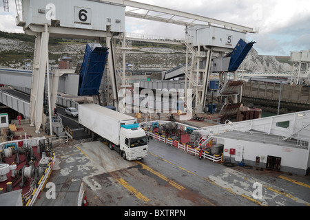 Autocarro essendo caricati su un Norfolkline canale inglese traghetto nel porto di Dover, Kent, Regno Unito. Foto Stock