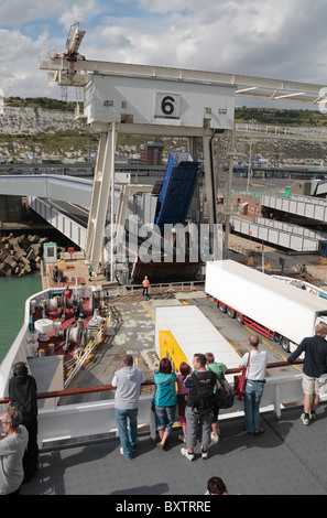 Autocarro essendo caricati su un Norfolkline canale inglese traghetto nel porto di Dover, Kent, Regno Unito. Foto Stock