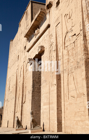 Il Tempio di Edfu, Egitto - Grande entrata Foto Stock