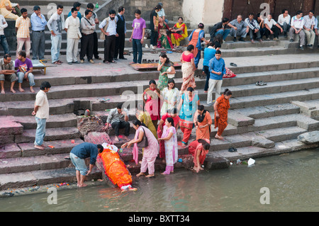 Ultimo riti in corrispondenza di una cremazione funerali il fiume Bagmati presso il Tempio Pahsupatinath a Kathmandu in Nepal Foto Stock